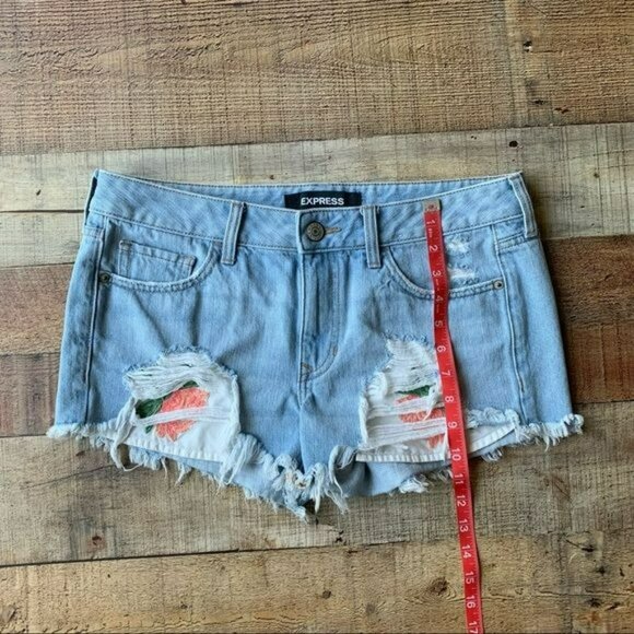 Express low rise denim shorts with peel a boo embroidered flowers on the pockets - Picture 10 of 10
